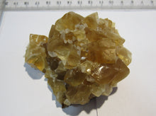 Laden Sie das Bild in den Galerie-Viewer, Calcit Honigcalcit Rhomboeder Handstufe 8cm Stbr. Winterberg Bad Grund, Deutschland