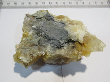 Laden Sie das Bild in den Galerie-Viewer, Calcit Honigcalcit Rhomboeder Handstufe 8cm Stbr. Winterberg Bad Grund, Deutschland