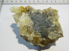 Laden Sie das Bild in den Galerie-Viewer, Calcit Honigcalcit Rhomboeder Handstufe 8cm Stbr. Winterberg Bad Grund, Deutschland
