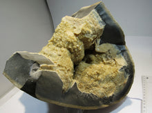 Laden Sie das Bild in den Galerie-Viewer, Calcit Drusen Septarie aus großer Geode 8,5Kg 25cm Ybbs, Österreich