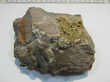 Laden Sie das Bild in den Galerie-Viewer, Kupferkies Chalkopyrit auf Dolomit Stufe 12cm Holzen Sauerland, Deutschland