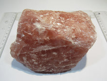 Laden Sie das Bild in den Galerie-Viewer, Rosenquarz großer tief rosa Brocken 17cm Rio Grande do Sul, Brasilien
