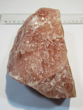 Laden Sie das Bild in den Galerie-Viewer, Rosenquarz großer tief rosa Brocken 17cm Rio Grande do Sul, Brasilien