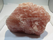 Laden Sie das Bild in den Galerie-Viewer, Rosenquarz großer tief rosa Brocken 17cm Rio Grande do Sul, Brasilien