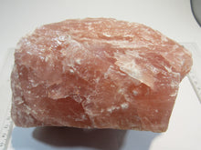 Laden Sie das Bild in den Galerie-Viewer, Rosenquarz großer tief rosa Brocken 17cm Rio Grande do Sul, Brasilien