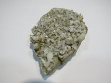 Laden Sie das Bild in den Galerie-Viewer, Stilbit Kristalle mit Quarz und Glimmer 8cm Fanske, Norwegen