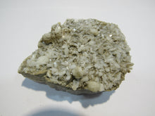 Laden Sie das Bild in den Galerie-Viewer, Stilbit Kristalle mit Quarz und Glimmer 8cm Fanske, Norwegen
