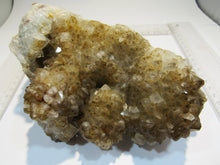 Laden Sie das Bild in den Galerie-Viewer, Bergkristall Quarz mit Färbungen 18cm Kallenhardt Sauerland, Deutschland
