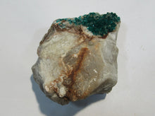Laden Sie das Bild in den Galerie-Viewer, Dioptas Kristallstufe auf Rauchquarz 7cm Tsumeb Mine, Namibia