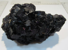 Laden Sie das Bild in den Galerie-Viewer, Fluorit Würfel Stufe violett fast schwarz 15 cm Weißeck Lungau, Österreich
