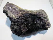 Laden Sie das Bild in den Galerie-Viewer, Fluorit Würfel Stufe violett fast schwarz 15 cm Weißeck Lungau, Österreich