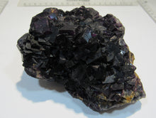 Laden Sie das Bild in den Galerie-Viewer, Fluorit Würfel Stufe violett fast schwarz 15 cm Weißeck Lungau, Österreich