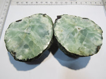 Laden Sie das Bild in den Galerie-Viewer, Apophyllit Stilbit grüne Geode Schnitt poliert 370g Grootberg, Namibia