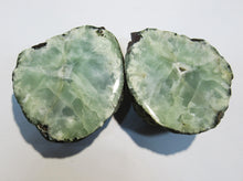 Laden Sie das Bild in den Galerie-Viewer, Apophyllit Stilbit grüne Geode Schnitt poliert 370g Grootberg, Namibia