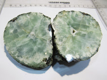 Laden Sie das Bild in den Galerie-Viewer, Apophyllit Stilbit grüne Geode Schnitt poliert 370g Grootberg, Namibia