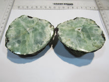 Laden Sie das Bild in den Galerie-Viewer, Apophyllit Stilbit grüne Geode Schnitt poliert 370g Grootberg, Namibia