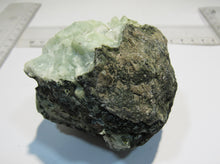 Laden Sie das Bild in den Galerie-Viewer, Apophyllit Stilbit grüne Geode Schnitt poliert 370g Grootberg, Namibia