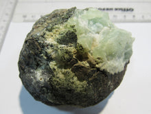 Laden Sie das Bild in den Galerie-Viewer, Apophyllit Stilbit grüne Geode Schnitt poliert 370g Grootberg, Namibia