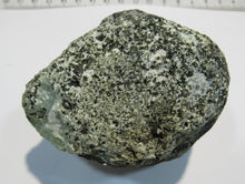 Laden Sie das Bild in den Galerie-Viewer, Apophyllit Stilbit grüne Geode Schnitt poliert 370g Grootberg, Namibia