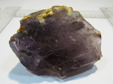 Laden Sie das Bild in den Galerie-Viewer, Fluorit Kristall Stufe violett 7,5cm Weißeck Lungau Salzburg, Österreich