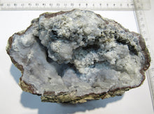 Laden Sie das Bild in den Galerie-Viewer, Chalcedon Dugway halbe Kristall Geode geknackt 14cm Utah, USA