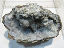Laden Sie das Bild in den Galerie-Viewer, Chalcedon Dugway halbe Kristall Geode geknackt 14cm Utah, USA
