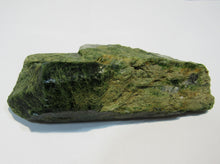 Laden Sie das Bild in den Galerie-Viewer, Diopsid großer Kristall 12cm Pyaung Gaung Mine Burna, Myanmar