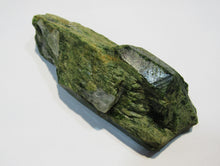 Laden Sie das Bild in den Galerie-Viewer, Diopsid großer Kristall 12cm Pyaung Gaung Mine Burna, Myanmar