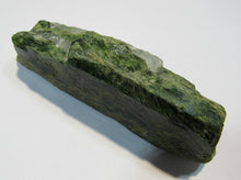 Laden Sie das Bild in den Galerie-Viewer, Diopsid großer Kristall 12cm Pyaung Gaung Mine Burna, Myanmar