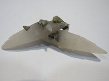 Laden Sie das Bild in den Galerie-Viewer, Calcit Skalenoeder Doppelender Kristall Schwimmer 9cm Kusel, Deutschland