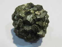 Laden Sie das Bild in den Galerie-Viewer, Pyrit Knolle Glanzstufe Pentagondodekaeder Aggregat 3,5cm Ambas Aguas, Spanien