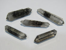 Laden Sie das Bild in den Galerie-Viewer, Bergkristall große Doppelender 3-4,5cm mit Inclusen Phantome Tibet Himalaya, China
