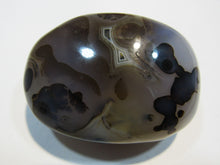 Laden Sie das Bild in den Galerie-Viewer, Sehr schöner und großer Achat Trommelstein, Handschmeichler 7cm, Madagaskar