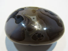 Laden Sie das Bild in den Galerie-Viewer, Sehr schöner und großer Achat Trommelstein, Handschmeichler 7cm, Madagaskar