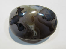 Laden Sie das Bild in den Galerie-Viewer, Sehr schöner und großer Achat Trommelstein, Handschmeichler 7cm, Madagaskar