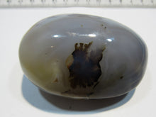Laden Sie das Bild in den Galerie-Viewer, Sehr schöner und großer Achat Trommelstein, Handschmeichler 7cm, Madagaskar