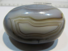 Laden Sie das Bild in den Galerie-Viewer, Sehr schöner und großer Achat Trommelstein, Handschmeichler 7cm, Madagaskar