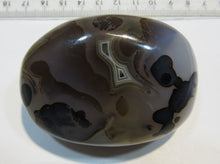 Laden Sie das Bild in den Galerie-Viewer, Sehr schöner und großer Achat Trommelstein, Handschmeichler 7cm, Madagaskar