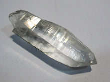 Laden Sie das Bild in den Galerie-Viewer, Bergkristall besonders feine und klare Lemurian Kristallspitze 7,5cm Amaron, Madagaskar