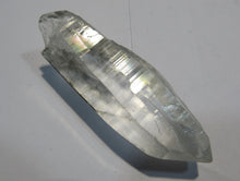 Laden Sie das Bild in den Galerie-Viewer, Bergkristall besonders feine und klare Lemurian Kristallspitze 7,5cm Amaron, Madagaskar