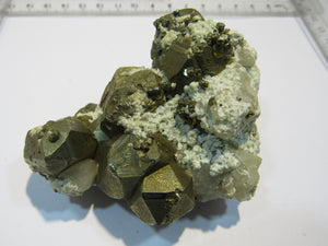 Pyrit Dodekaeder Kristall Stufe massiv + Calcit Quiruvilea-Mine, Peru