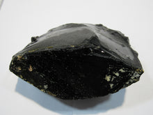 Laden Sie das Bild in den Galerie-Viewer, Obsidian erstarrte Lava Drachenstein Vulkanglas Hrafntinnusker, Island