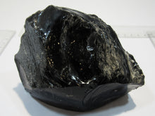 Laden Sie das Bild in den Galerie-Viewer, Obsidian erstarrte Lava Drachenstein Vulkanglas Hrafntinnusker, Island