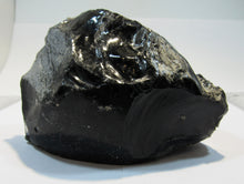 Laden Sie das Bild in den Galerie-Viewer, Obsidian erstarrte Lava Drachenstein Vulkanglas Hrafntinnusker, Island