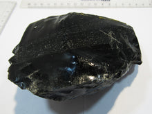 Laden Sie das Bild in den Galerie-Viewer, Obsidian erstarrte Lava Drachenstein Vulkanglas Hrafntinnusker, Island