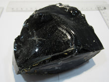 Laden Sie das Bild in den Galerie-Viewer, Obsidian erstarrte Lava Drachenstein Vulkanglas Hrafntinnusker, Island