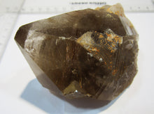 Laden Sie das Bild in den Galerie-Viewer, Rauchquarz Bergkristall Spitze mit Rutil Nadeln 9cm Minas Gerais, Brasilien