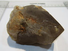 Laden Sie das Bild in den Galerie-Viewer, Rauchquarz Bergkristall Spitze mit Rutil Nadeln 9cm Minas Gerais, Brasilien