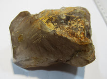 Laden Sie das Bild in den Galerie-Viewer, Rauchquarz Bergkristall Spitze mit Rutil Nadeln 9cm Minas Gerais, Brasilien