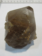 Laden Sie das Bild in den Galerie-Viewer, Rauchquarz Bergkristall Spitze mit Rutil Nadeln 9cm Minas Gerais, Brasilien